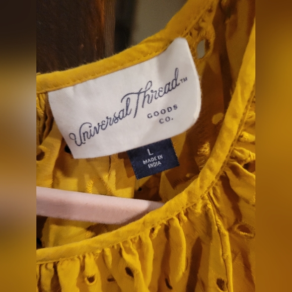 Universal Threads Eyelet Mustard Top L - Picture 4 of 4